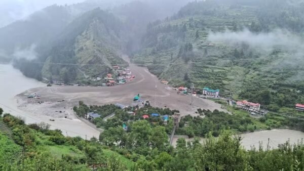 उत्तरकाशी में बादल फटने से भारी तबाही : धराली में बाढ़ से भरी तबाही, कई लापता, रेस्क्यू जारी