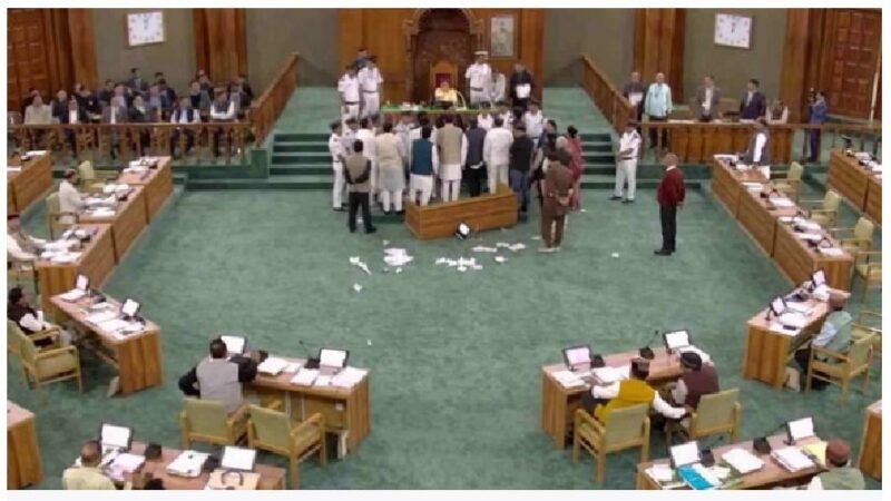 उत्तराखंड विधानसभा सत्र में हंगामा: विपक्ष ने फाड़ी कार्यसूची, मेज पटकी, माइक टूटा