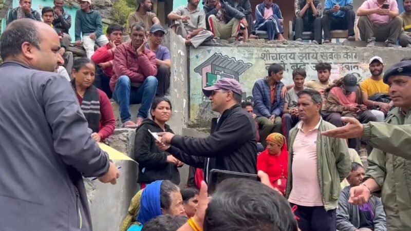 धराली आपदा पीड़ितों को मिली राहत, 5-5 लाख की सहायता राशि के चेक वितरित