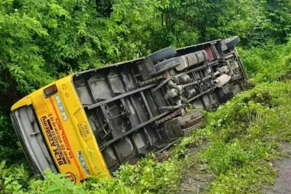 उत्तराखंड : बच्चों से भरी स्कूल बस हादसे का शिकार, 12 से अधिक बच्चे घायल