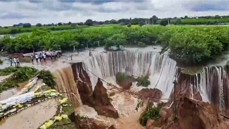 कुदरत का कहर: बांध ओवरफ्लो, 100 फीट से अधिक चौड़ी खाई बनी, सेना तैनात