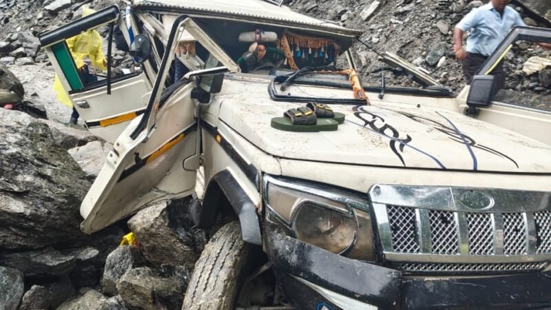बोलेरो वाहन पर गिरा विशाल पत्थर, 2 की मौत, 3 घायल