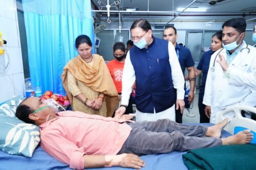 सीएम धामी ने दून अस्पताल में भर्ती पत्रकार मोहन भुलानी का जाना हाल