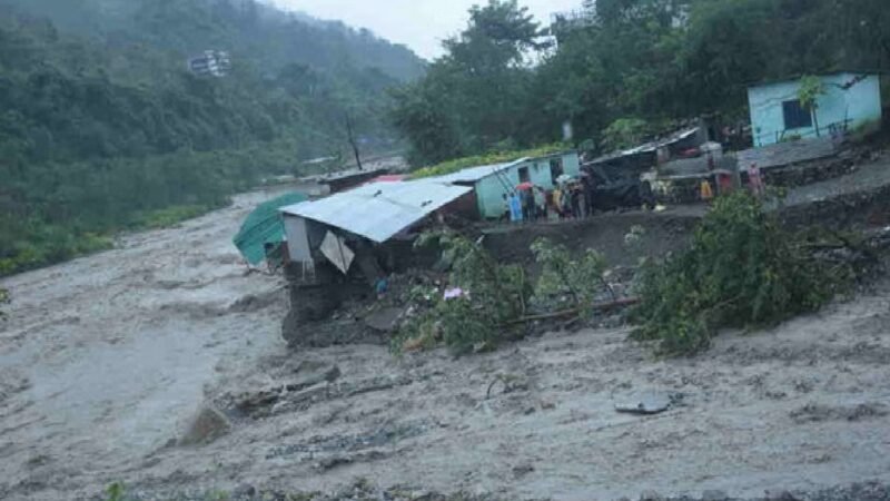 उत्तराखंड में भारी तबाही, अब तक 15 शव बरामद, 10 से ज्यादा लापता