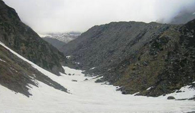 केदारनाथ स्थित चोराबाड़ी ग्लेशियर में सामान्य हिमस्खलन अफवाहों पर ध्यान दें।