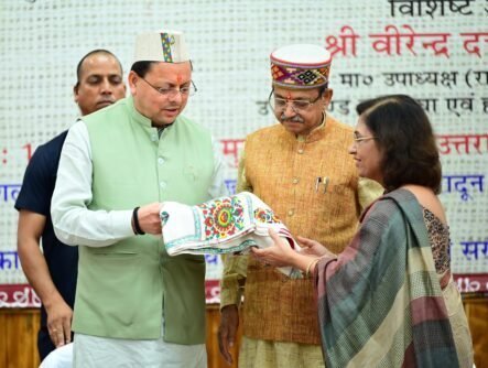 हस्तशिल्प और हथकरघा कला को बढ़ावा देने के लिए मुख्यमंत्री ने शिल्पकारों को किया सम्मानित