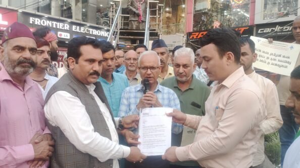 गुलदार से गांव बचाने के लिए देहरादून में घंटाघर पर ढोल बजाकर किया प्रदर्शन