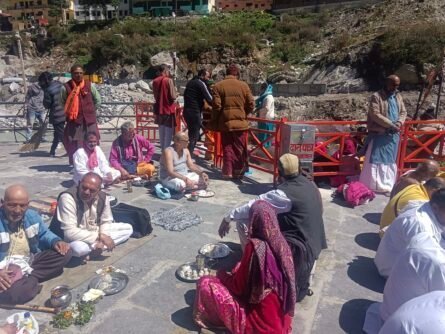 श्री बदरीनाथ धाम स्थित ब्रह्म कपाल में सर्व पितृ आमावस्या पर पितृ पक्ष समापन