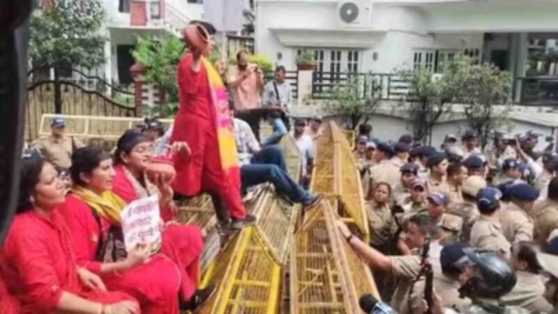 महिलाओं के खिलाफ बढ़ते अपराधों को लेकर कांग्रेस का भाजपा कार्यालय पर प्रदर्शन