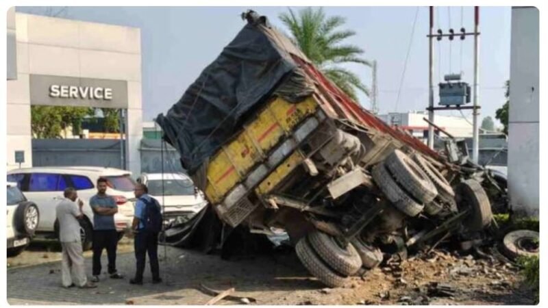 उत्तराखंड : एक झटके में कई लग्जरी कारें बर्बाद, यहां का है मामला