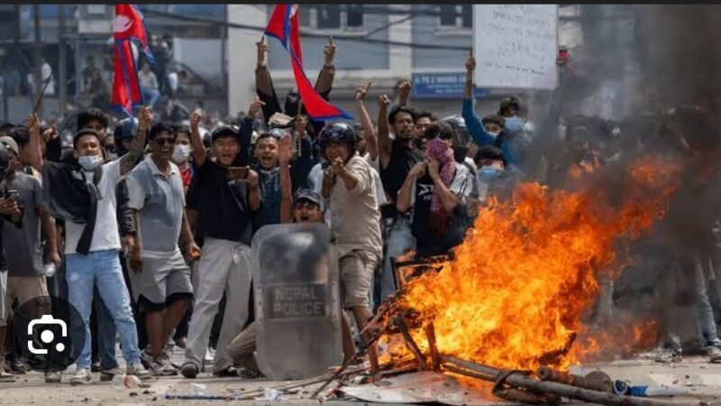 नेपाल में लोकतंत्र की लपटें: ओली समेत कई मंत्रियों ने दिया इस्तीफा, संसद-राष्ट्रपति भवन जलाए गए, 19 से अधिक मौतें, आंदोलन बेकाबू