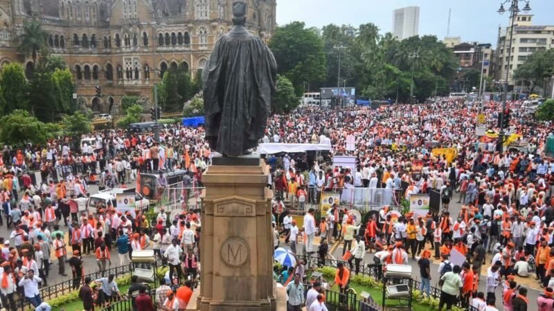 मराठा आरक्षण आंदोलन: जरांगे को आजाद मैदान खाली करने का नोटिस, बोले-नहीं छोड़ेंगे मुंबई