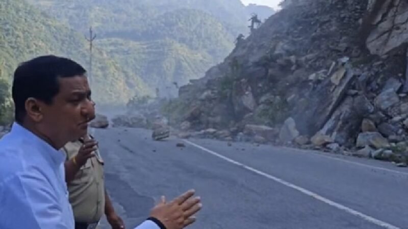 भूस्खलन से बाल-बाल बचे सांसद अनिल बलूनी व विधायक विनोद कंडारी