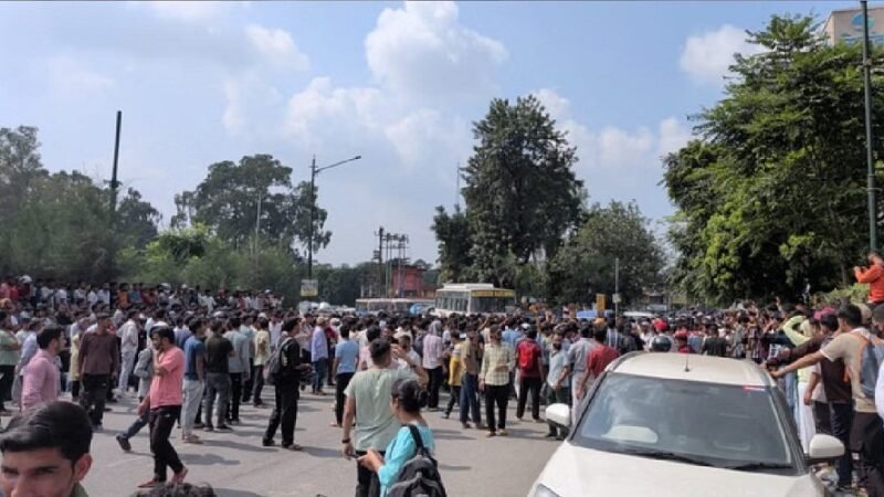 उत्तराखंड: UKSSSC पेपर लीक कांड, सड़कों पर उतरे हजारों युवा