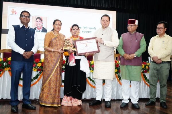 CM धामी ने 13 महिलाओं को दिया तीलू रौतेली पुरस्कार, 33 आंगनवाड़ी कार्यकत्रियों को भी सम्मान