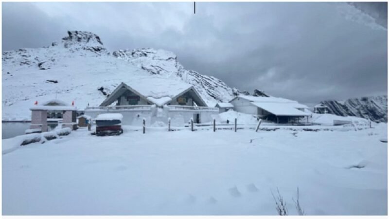 हेमकुंड साहिब और लोकपाल लक्ष्मण मंदिर के कपाट आज दोपहर बंद, क्षेत्र बर्फ से सफेद