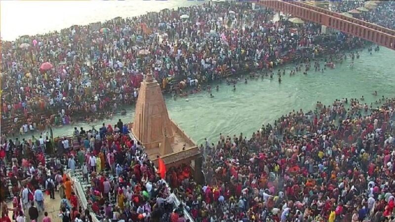 कार्तिक पूर्णिमा पर हरिद्वार में आस्था का सैलाब: लाखों श्रद्धालुओं ने लगाई गंगा में डुबकी