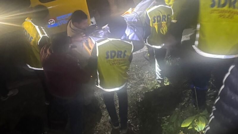 उत्तराखंड में दर्दनाक सड़क हादसा, 2 की मौत, 15 घायल, SDRF ने किया रेस्क्यू
