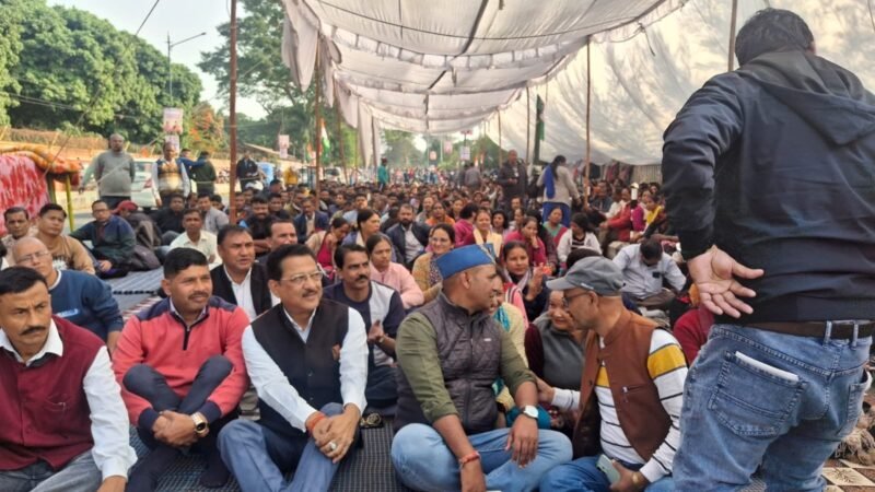 उपनल कर्मचारियों के धरने पर पहुंचे प्रदेश कांग्रेस उपाध्यक्ष सूर्यकांत धस्माना, धामी सरकार को दी चेतावनी