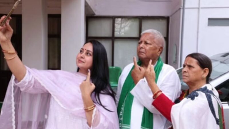 लालू प्रसाद यादव की पुत्री रोहिणी आचार्या ने राजनीति से संन्यास का ऐलान, परिवार से दूरी बनाने की घोषणा