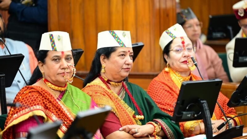 उत्तराखंड विधानसभा विशेष सत्र: पारंपरिक गहने पहनकर सत्र में पहुंची महिला विधायक