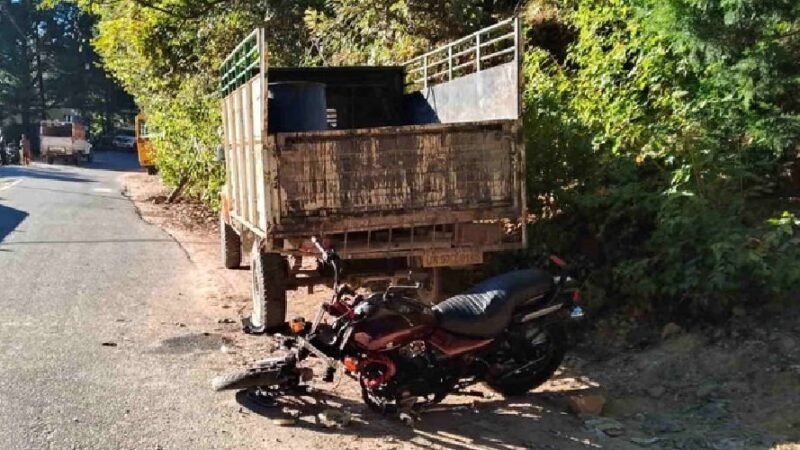 दर्दनाक सड़क हादसा: पिकअप से टकराई बाइक, 4 में से 2 की मौत, दो घायल