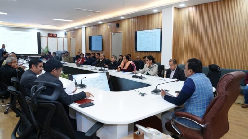 मुख्य सचिव आनन्द बर्द्धन की अध्यक्षता में व्यय वित्त समिति की बैठक, विभिन्न विभागों के प्रस्तावों की संस्तुति