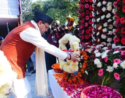 विजय दिवस पर मुख्यमंत्री धामी ने शहीदों को श्रद्धांजलि अर्पित की, सैनिकों व परिजनों का किया सम्मान