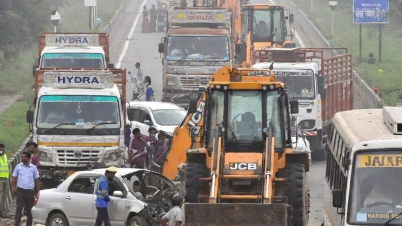 NH पर घने कोहरे में भीषण हादसा: दो की मौत, 10 घायल