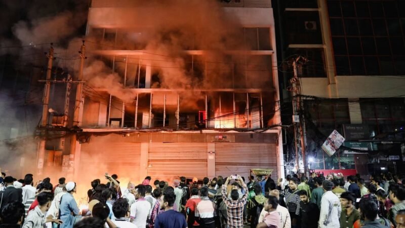 30 पत्रकारों को जिंदा जलाने का प्रयास दफ्तरों पर लगाई आग