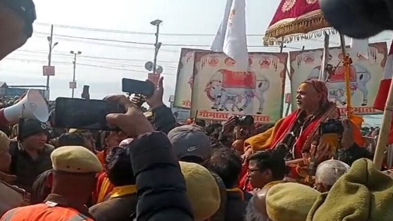 मौनी अमावस्या पर संगम तट पर विवाद: स्वामी अविमुक्तेश्वरानंद के रथ को संगम जाने से रोका, साधुओं से धक्का-मुक्की