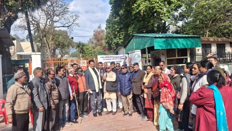 कांग्रेस ने NIEPVD कर्मचारियों के पेंशन बंदी के खिलाफ दिया समर्थन, धस्माना ने राहुल गांधी से संसद में उठाने का किया वादा