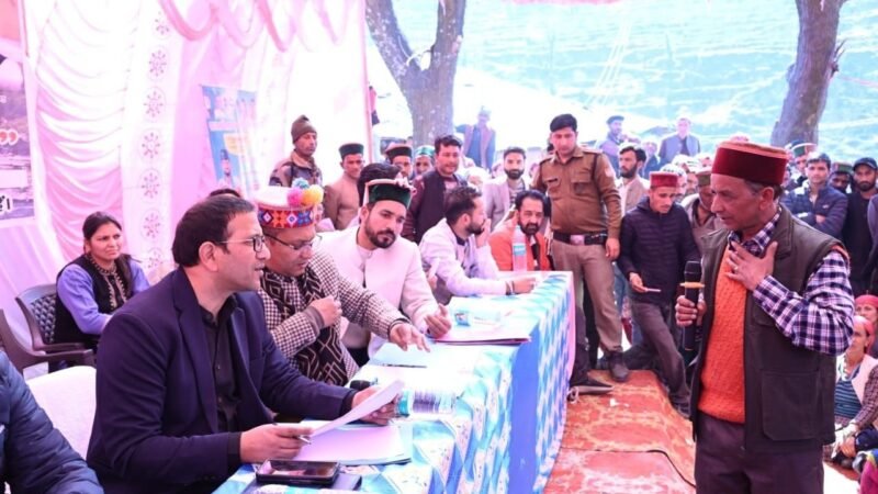 उत्तरकाशी : दूरस्थ दोणी गांव में ‘जन-जन की सरकार, जन-जन के द्वार’ अभियान के तहत शिविर आयोजित, विधायक और DM ने सुनी समस्याएं 