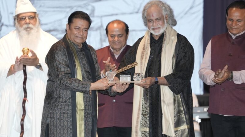 14वें गौरव पुरस्कार 2026: अनूप जलोटा ने सम्मानित किए दिग्गज कलाकार, इस्कॉन जुहू में छाया भक्ति-संगीत का जादू