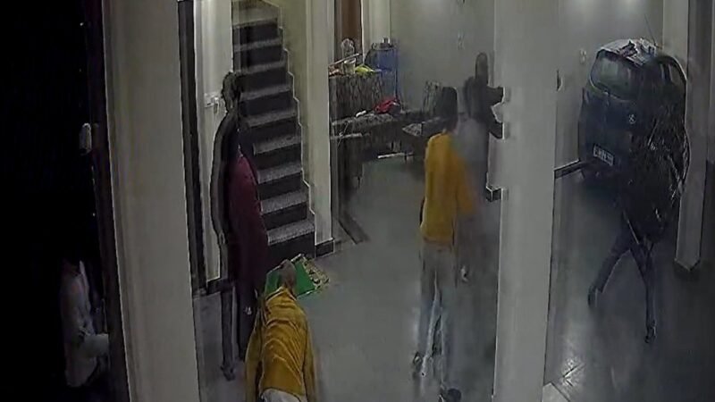 देहरादून में बेखौफ बदमाश: स्कूटी हटाने पर घर में घुसकर हमला, एक की टांग टूटी, तोड़फोड़