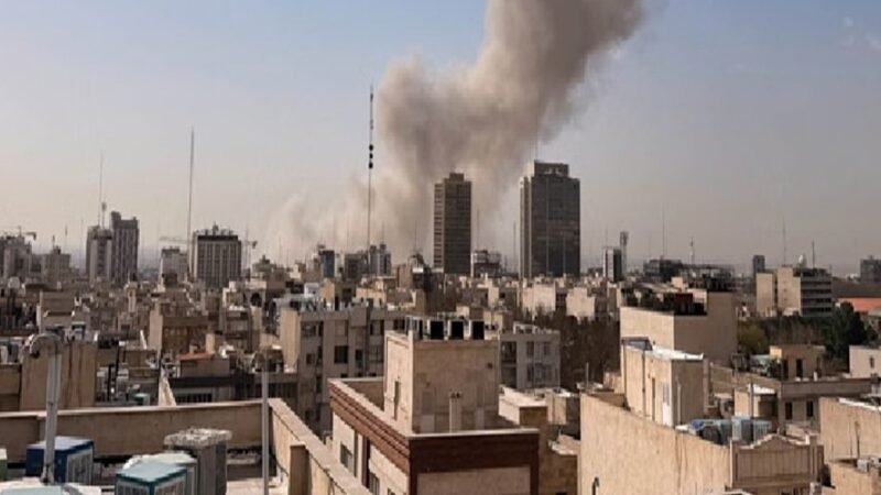 इस्राइल-अमेरिका ने ईरान पर बड़ा संयुक्त हमला शुरू किया, तेहरान में धमाके, ईरान ने मिसाइलों से किया पलटवार