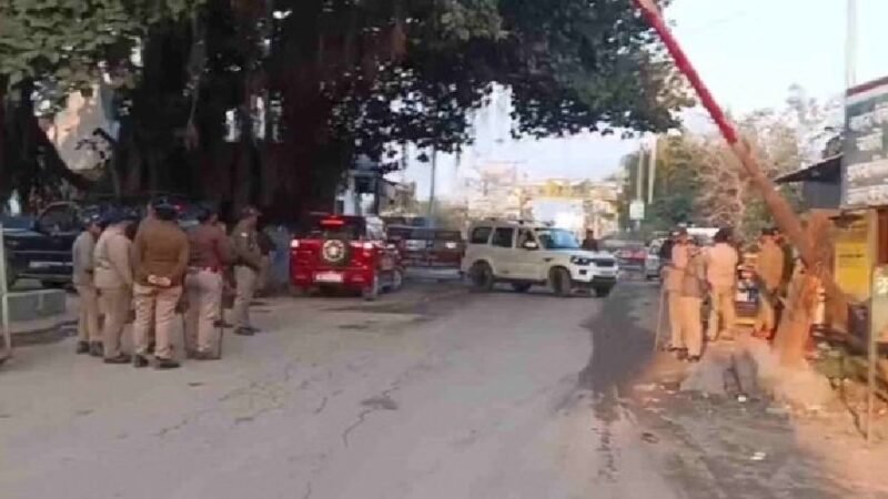 कोटद्वार में बाहर से आने वाले नेताओं और मीडिया पर बैन, पुलिस अलर्ट, यूपी की सीमा से लौटाए जा रहे वाहन