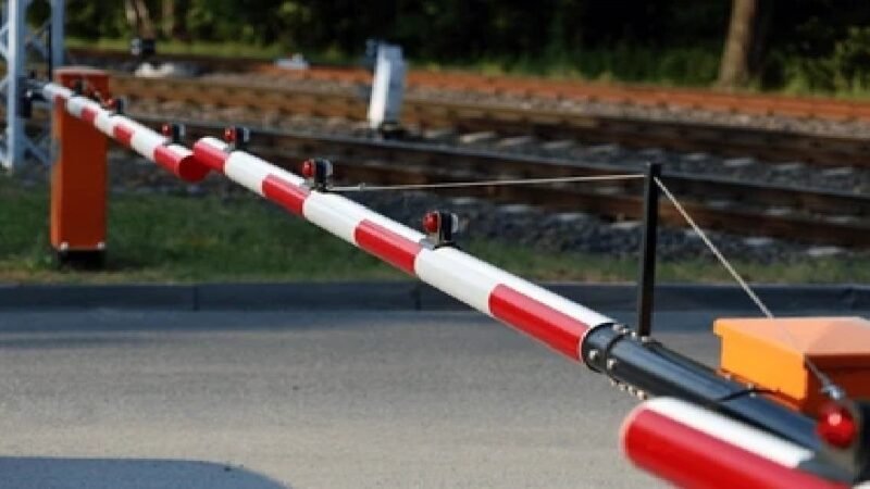 लोको पायलट की सूझबूझ से टला बड़ा हादसा, गेटमैन ने ट्रेन आने से ठीक पहले खोल दिया फाटक