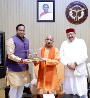 योगी आदित्यनाथ और राज्यपाल आनंदीबेन पटेल से मिले बीकेटीसी अध्यक्ष और पर्यटन मंत्री सतपाल महाराज, चारधाम यात्रा का न्योता, संपत्ति विनिमय पर चर्चा