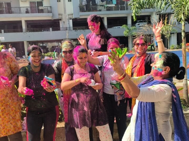 MDDA एचआईजी कॉलोनी में रंगारंग होली कार्यक्रम, खूब उड़ा अबीर-गुलाल