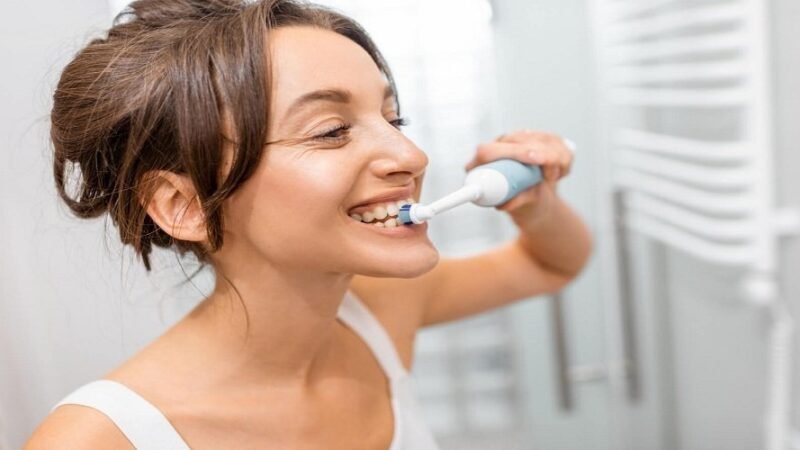 आप रहें सावधान! इलेक्ट्रिक टूथब्रश में धमाका, महिला बाल-बाल बची