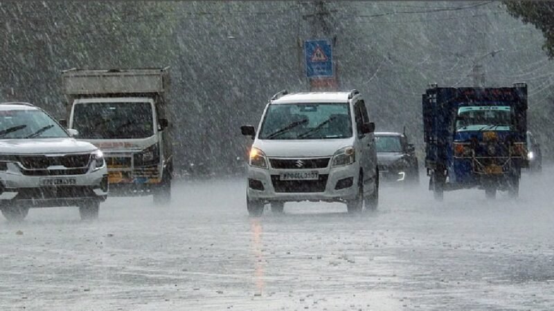 उत्तराखंड में अचानक बदला मौसम, यमुनोत्री में बर्फबारी तो मैदानों में बारिश-ओलावृष्टि का अलर्ट