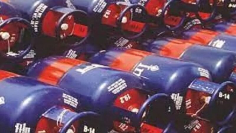 बड़ी खबर : 5 किलो और कमर्शियल गैस सिलेंडर महंगे, घरेलू एलपीजी के दाम स्थिर