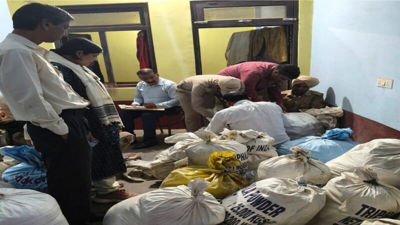 लेंसकार्ट ड्रेस कोड विवाद पर हंगामा, बजरंग दल का प्रदर्शन, दो दिन में माफीनामे की मांग