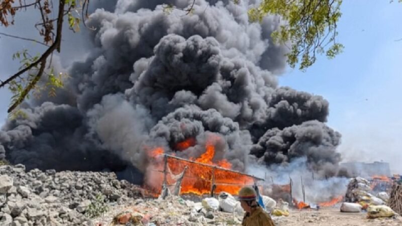 भीषण अग्निकांड: झुग्गियों में लगी आग, छह बच्चों के लापता होने की आशंका