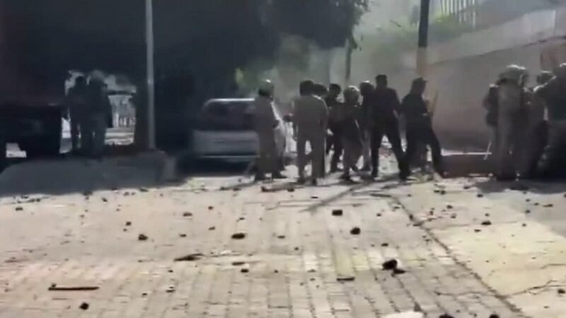 नोएडा फेज-2 में कर्मचारियों का उग्र प्रदर्शन, तोड़फोड़ और आगजनी से हालात तनावपूर्ण