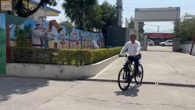 साइकिल से दफ्तर पहुंचे बंशीधर तिवारी, “नो व्हीकल डे” का दिया संदेश
