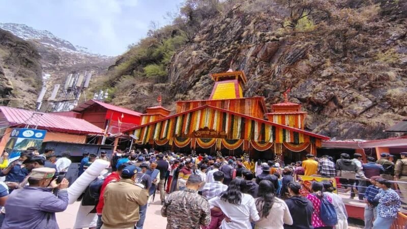 यमुनोत्री धाम में उमड़ रही श्रद्धालुओं की भीड़, 32 दिनों में मंदिर समिति को 23.5 लाख की आय