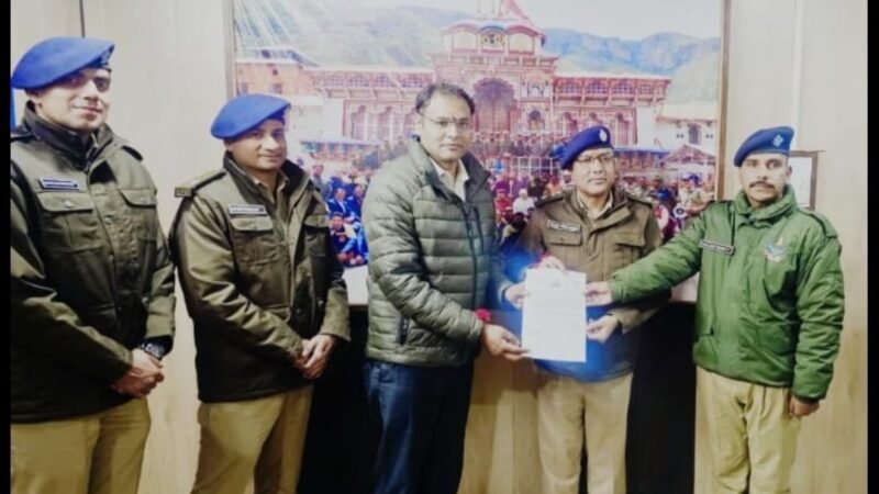 पुलिस जवान कैलाश रावत को DM और SP ने किया सम्मानित