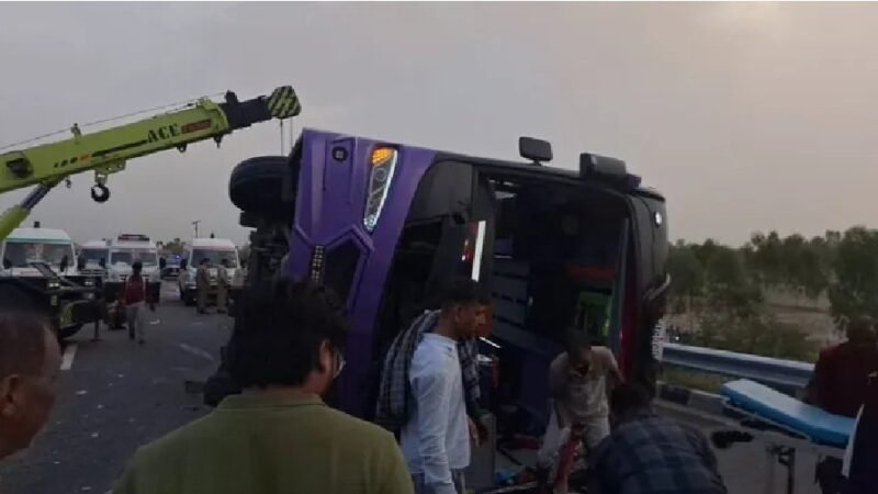 भीषण हादसा : बस पलटने से दारोगा और कैदी समेत छह की मौत, 22 यात्री घायल